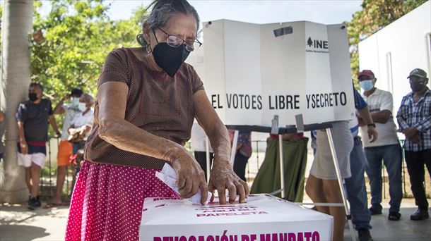 Un voto de la consulta de revocación de López Obrador. Foto: EFE